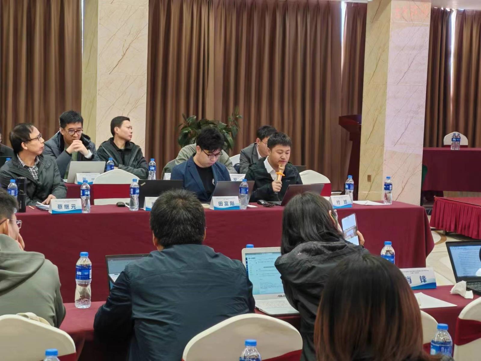 【會議圖片】起草組發(fā)言.jpg 【會議圖片】起草組發(fā)言.jpg